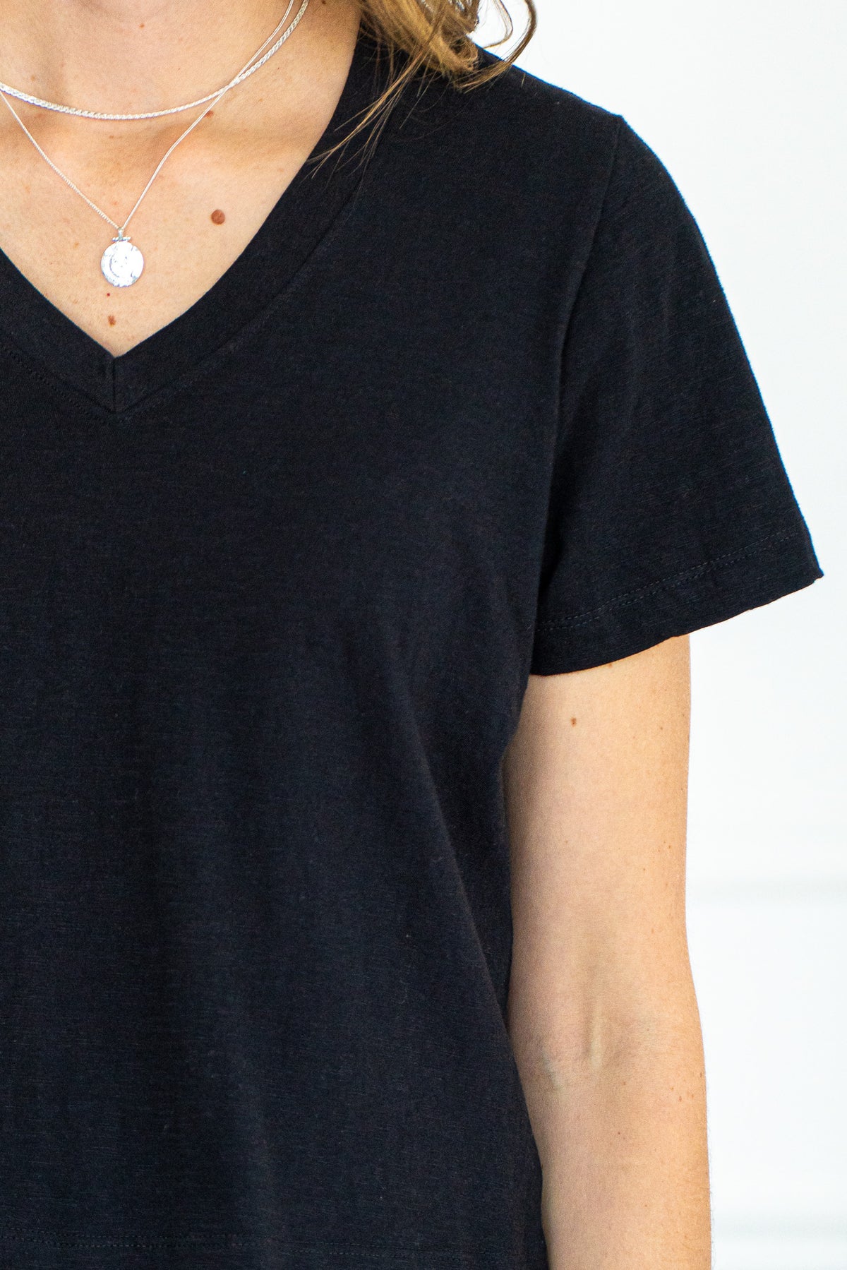 V NECK BOXY FIT COTTON TEE-BK