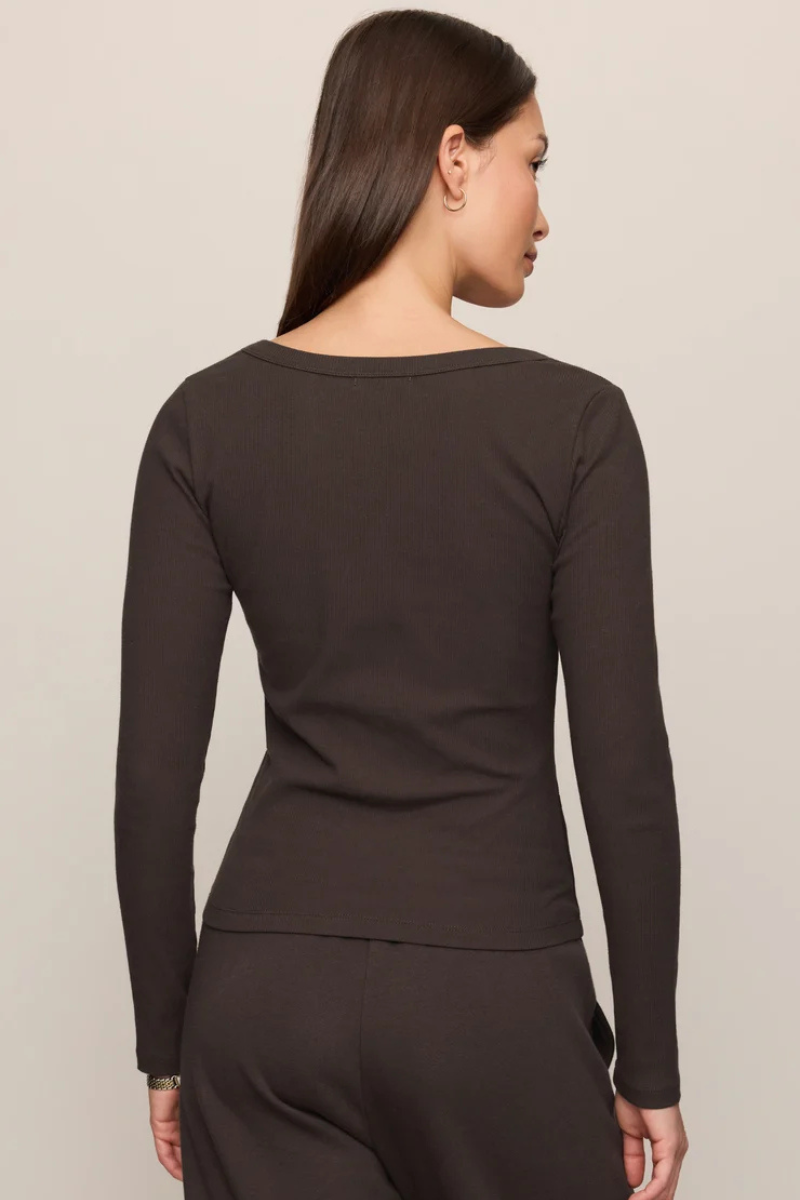 GREYSON SCOOP L/S TEE IN COCOA BEAN