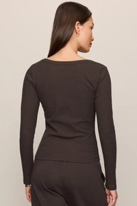 GREYSON SCOOP L/S TEE IN COCOA BEAN