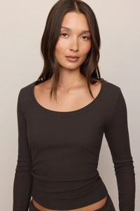 GREYSON SCOOP L/S TEE IN COCOA BEAN
