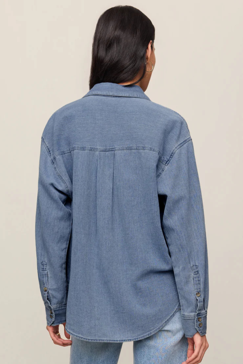 THE PERFECT TWILL BUTTON UP IN CLASSIC INDIGO