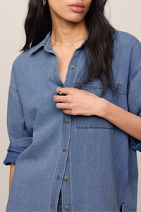 THE PERFECT TWILL BUTTON UP IN CLASSIC INDIGO