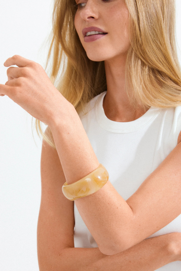AASE MAXI BANGLE IN HONEY