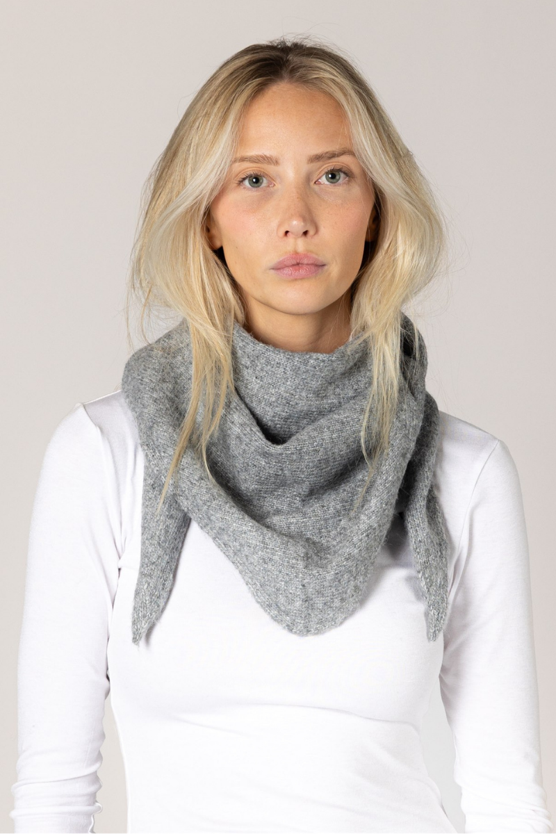 TRIANGLE KNIT SCARF IN CHARCOAL