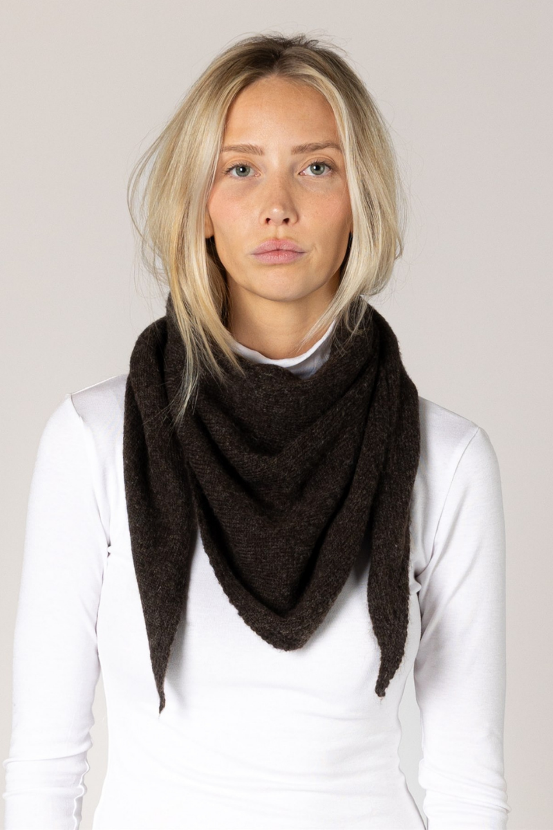 TRIANGLE KNIT SCARF IN ESPRESSO