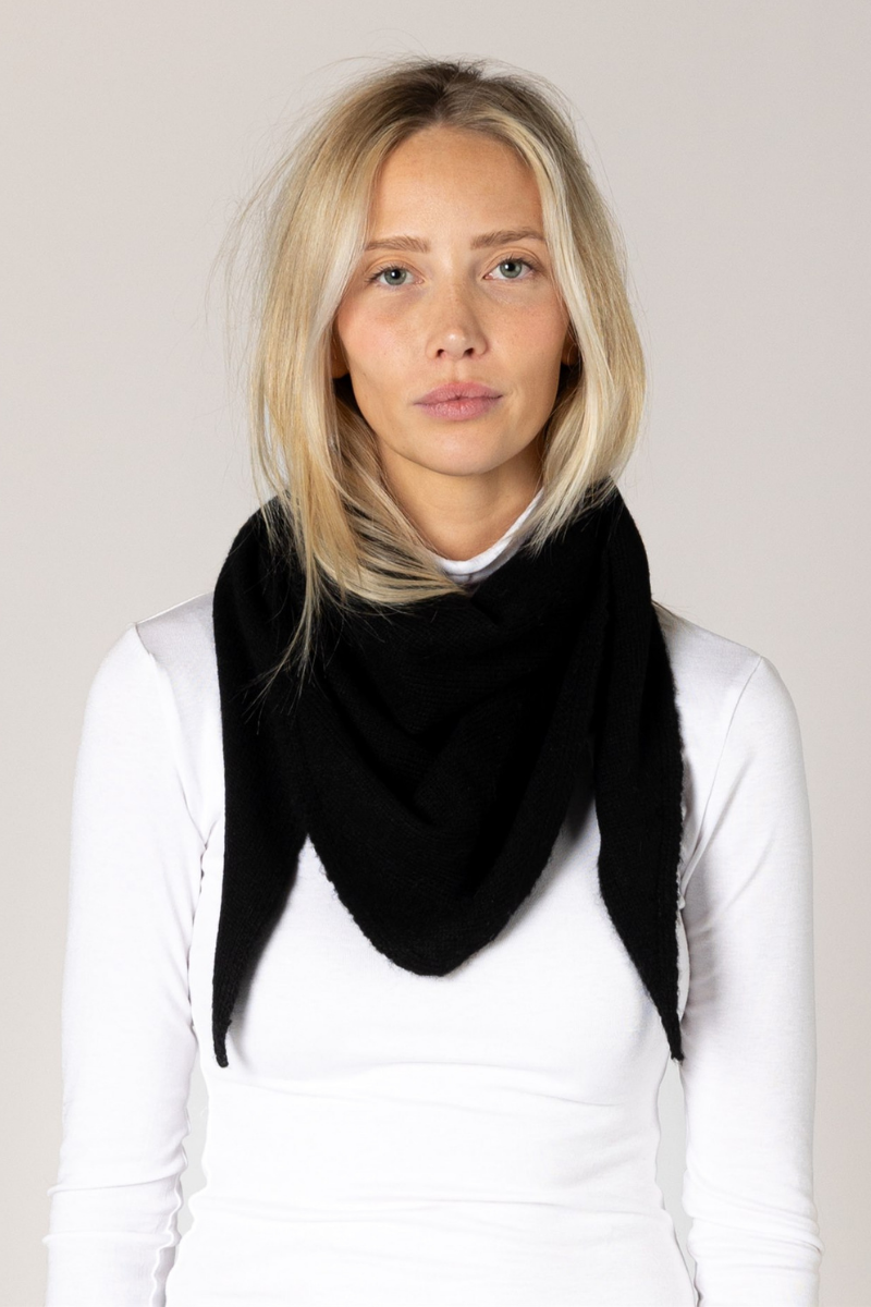 TRIANGLE KNIT SCARF IN BLACK