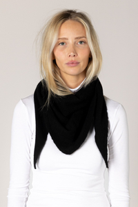 TRIANGLE KNIT SCARF IN BLACK