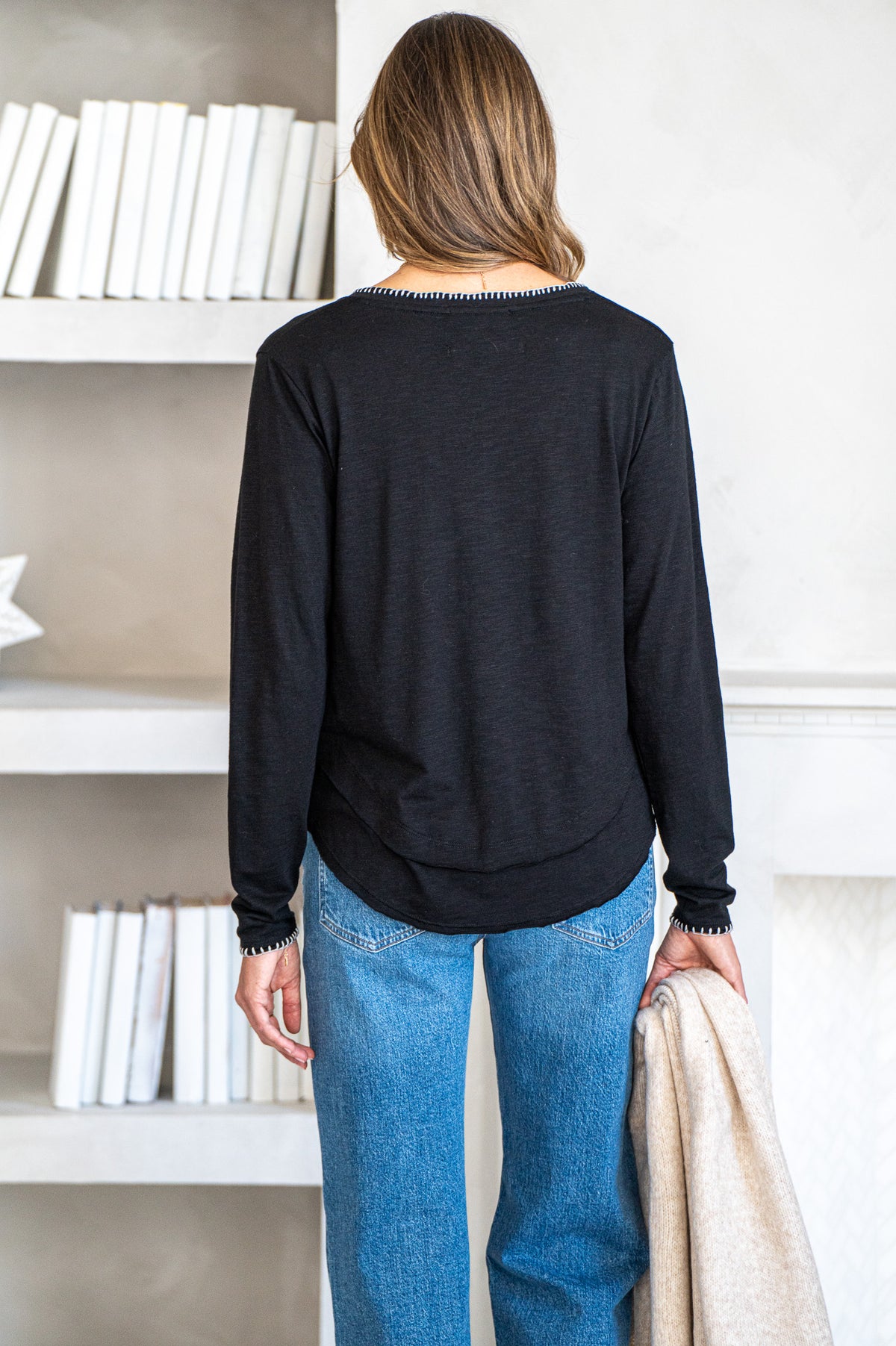 AVA WHIPSTITCH V NECK L/S TEE-BK