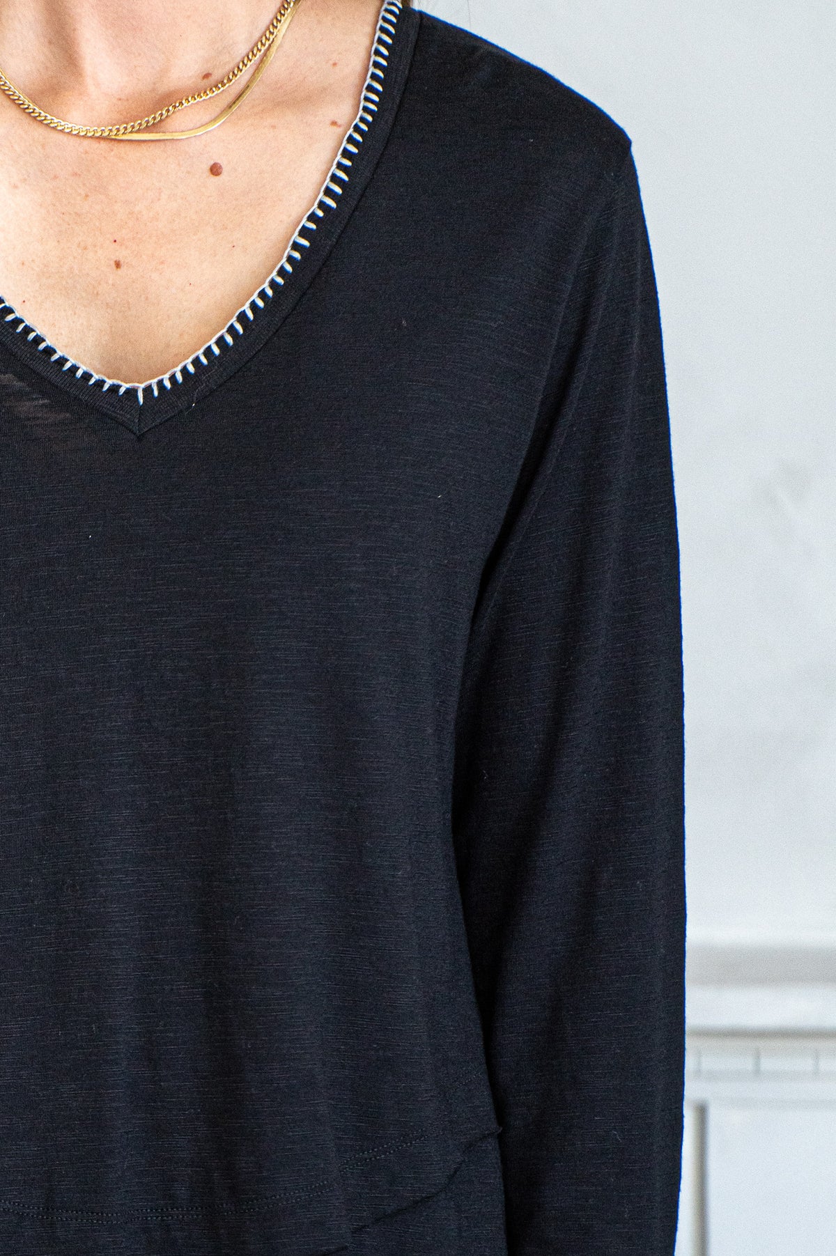 AVA WHIPSTITCH V NECK L/S TEE-BK