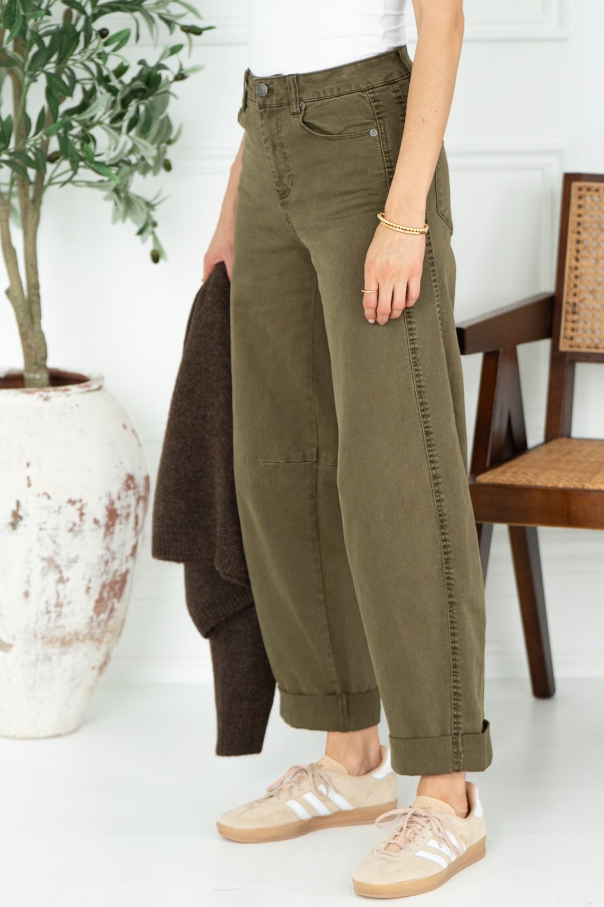 LENNON SOFT CURVE TWILL PANTS IN OLIVE