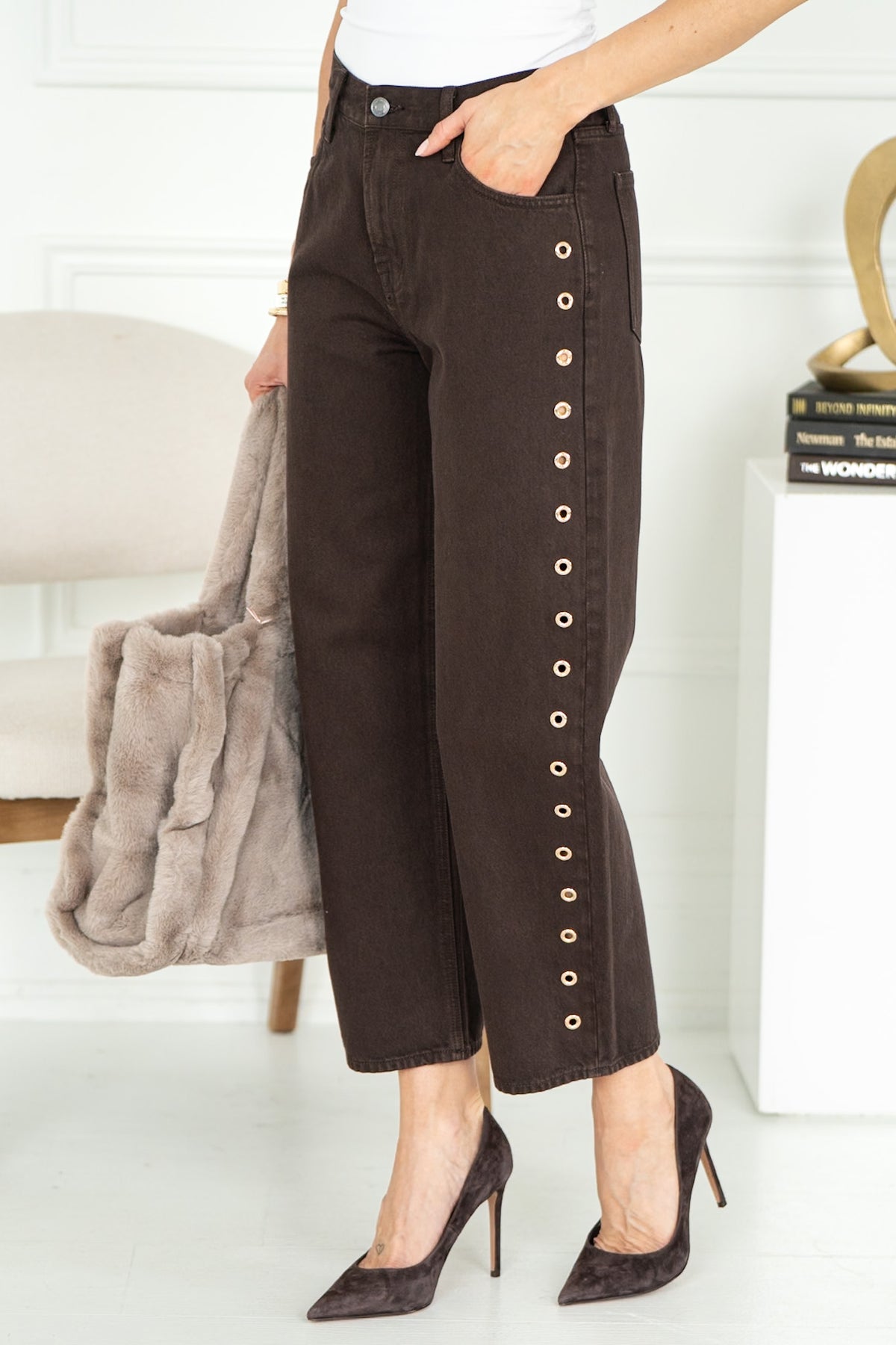 THE OFF DUTY BOWED ANKLE JEANS IN UMBER