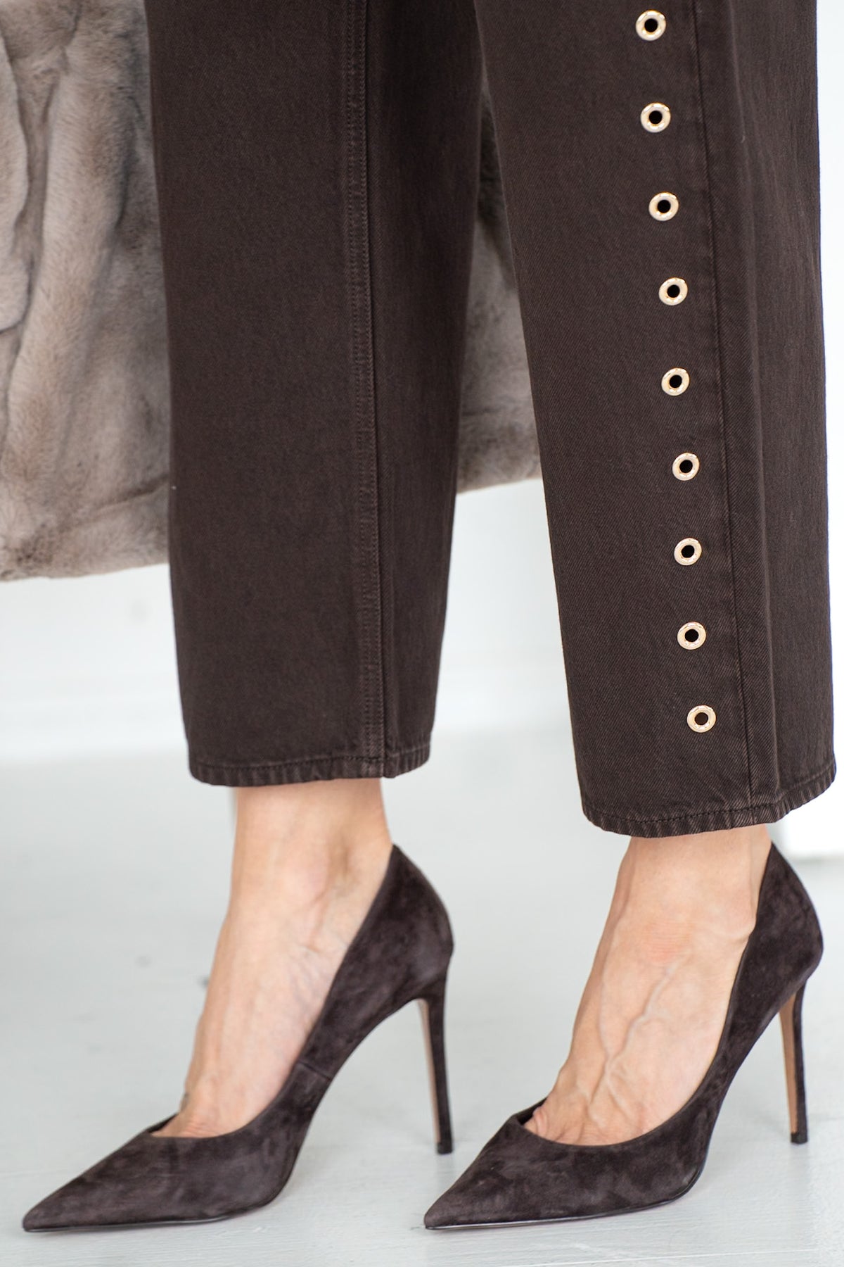 THE OFF DUTY BOWED ANKLE JEANS IN UMBER