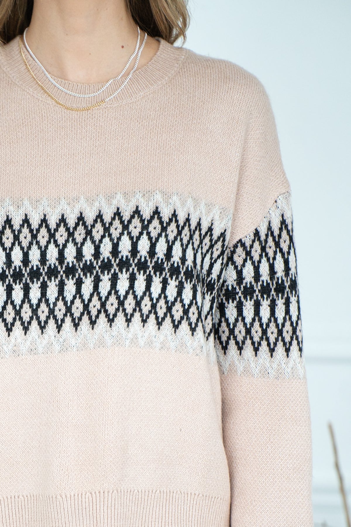 ARGYLE CREW PULLOVER IN HAZELNUT
