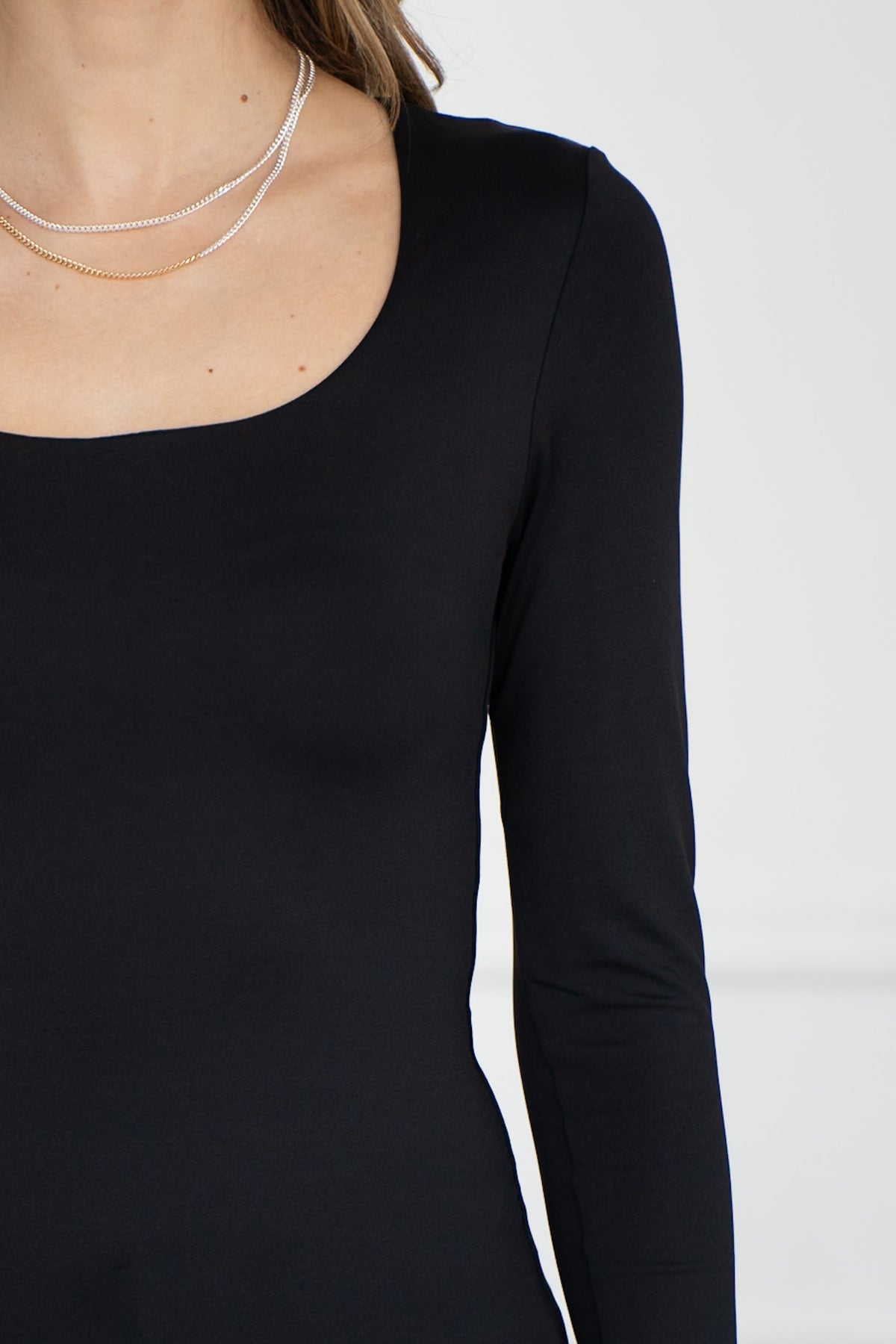 IVY U NECK LONG SLEEVE TOP IN BLACK