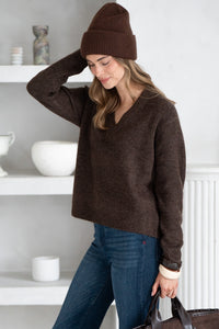 CHARLIE V NECK SWEATER IN CHOCOLATE