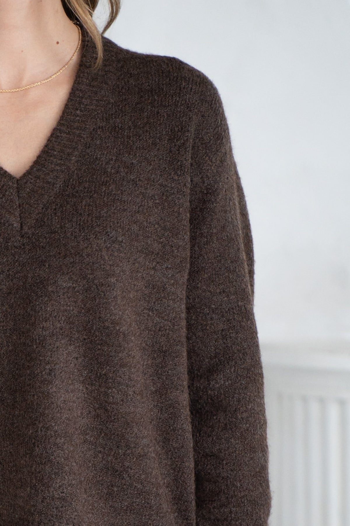 CHARLIE V NECK SWEATER IN CHOCOLATE