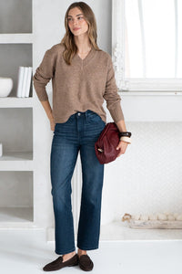 CHARLIE V NECK SWEATER IN CAMEL