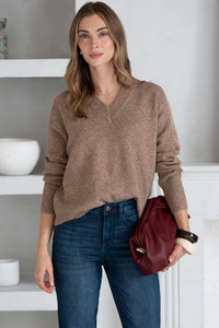 CHARLIE V NECK SWEATER IN CAMEL