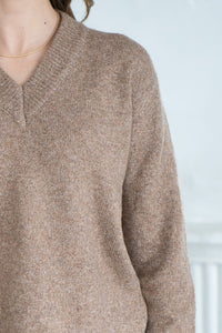 CHARLIE V NECK SWEATER IN CAMEL