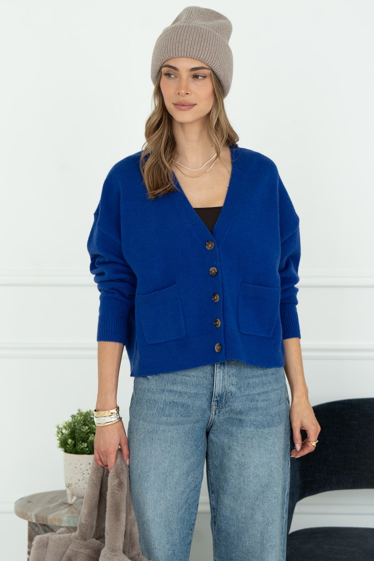 CARAVAN V NECK CARDIGAN