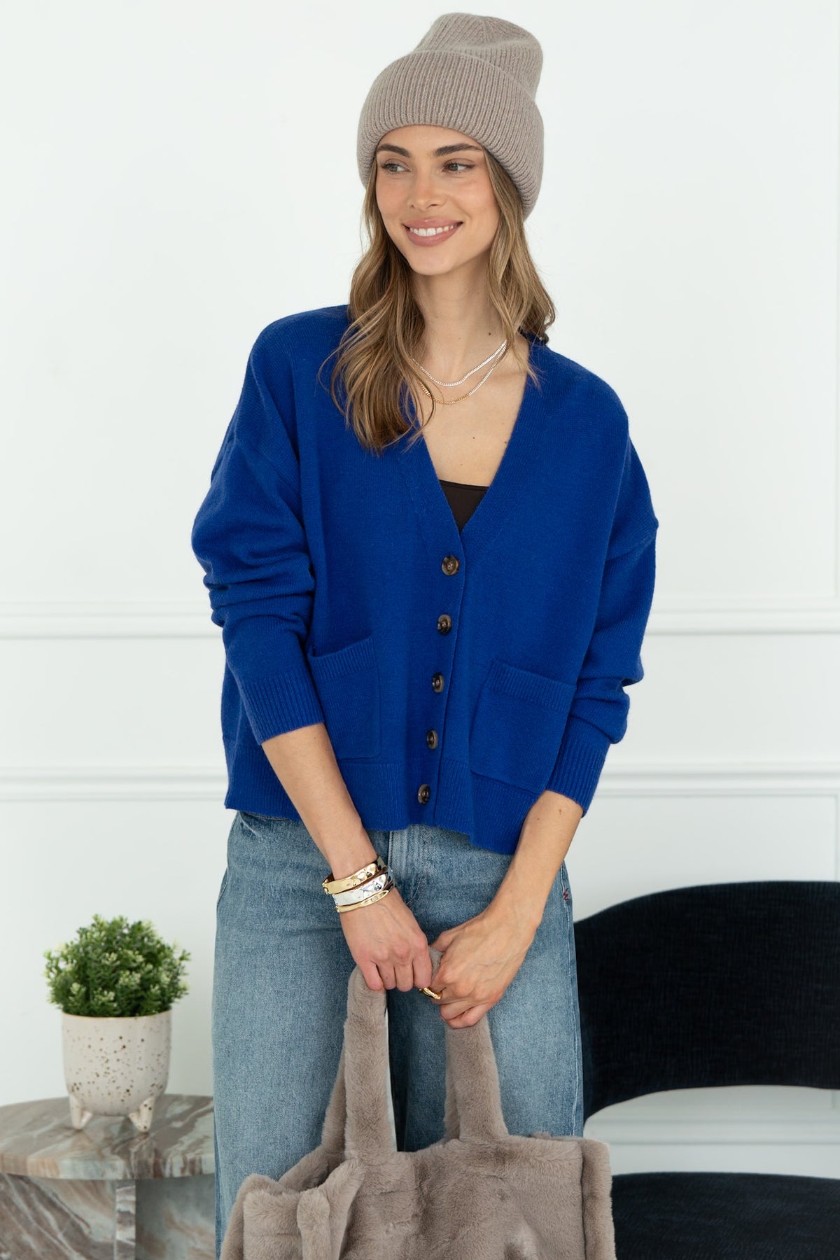 CARAVAN V NECK CARDIGAN