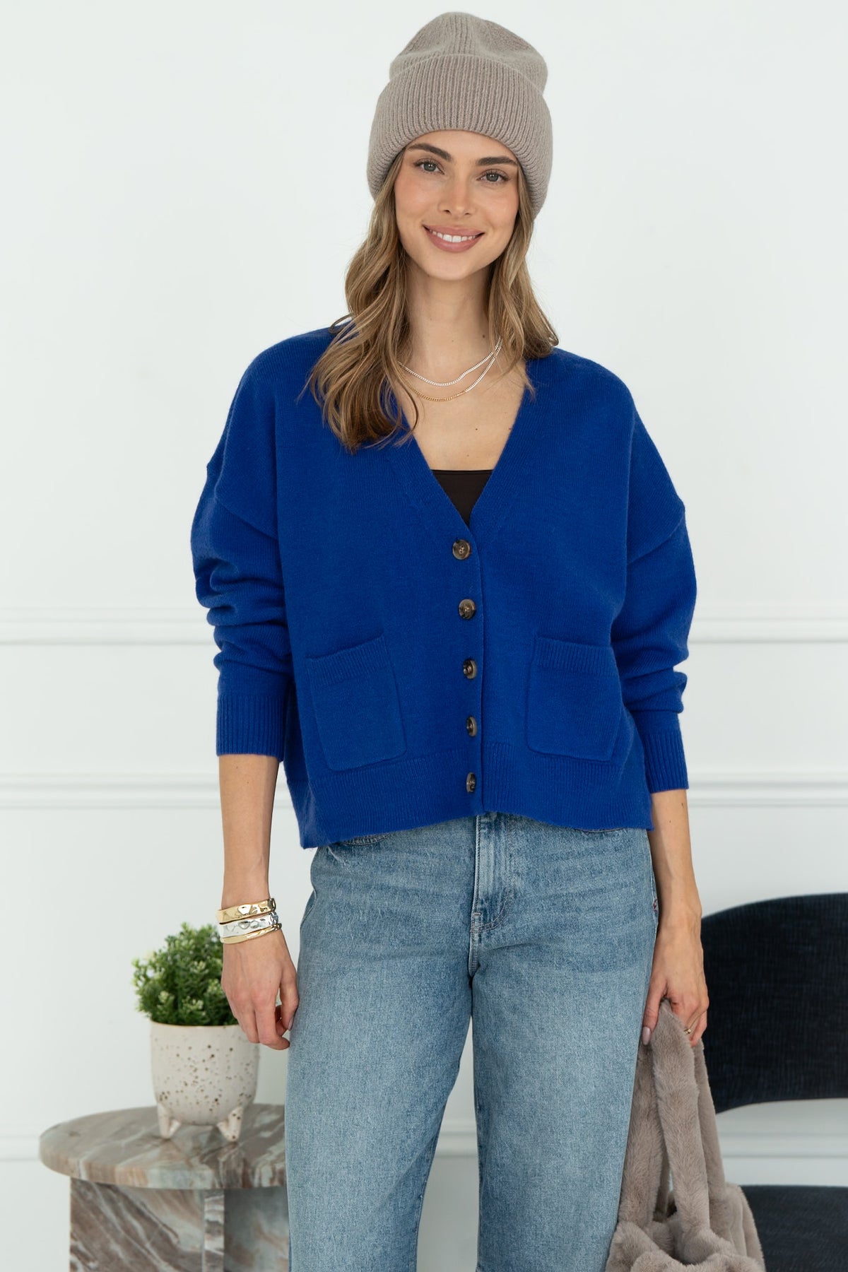 CARAVAN V NECK CARDIGAN