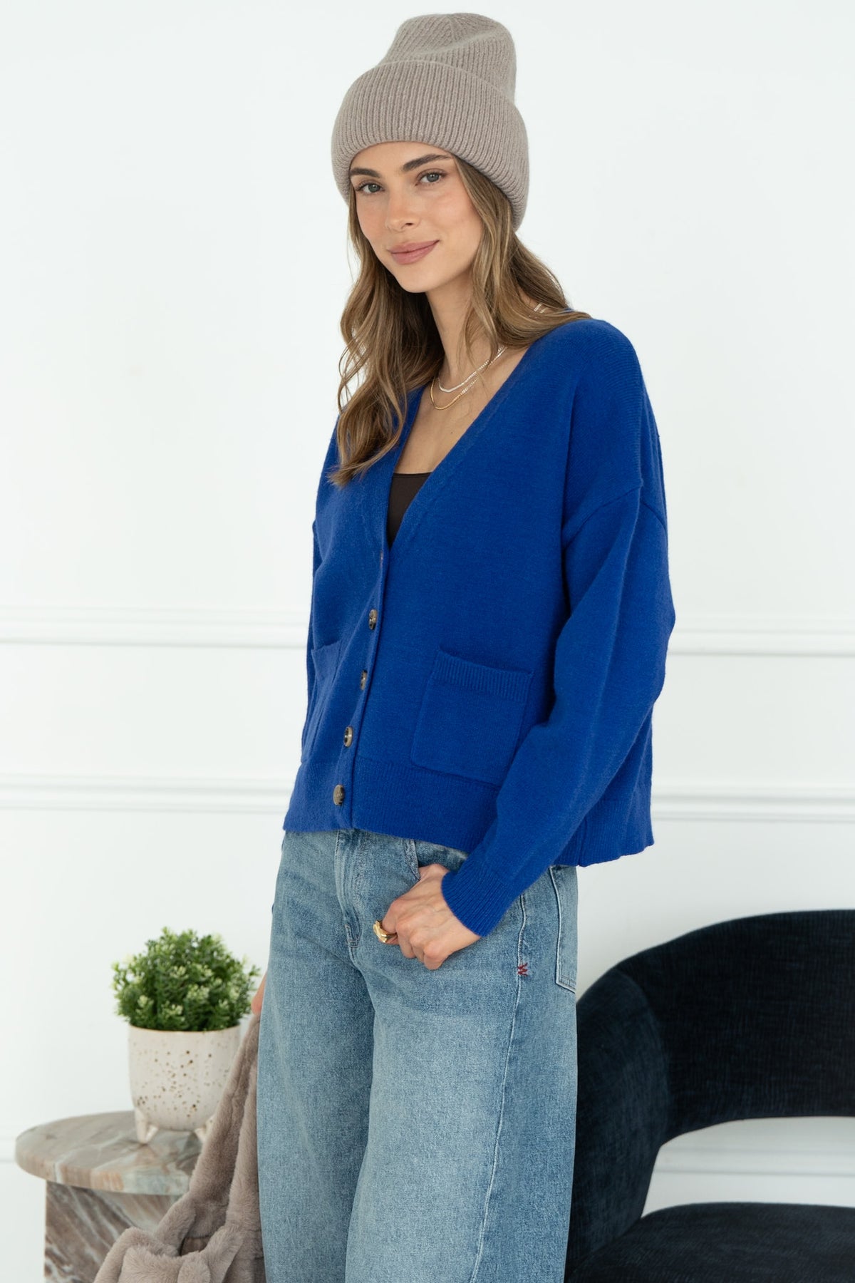 CARAVAN V NECK CARDIGAN