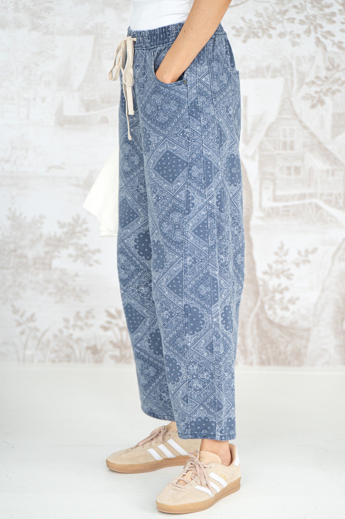 ALBA PRINTED BARREL JEANS