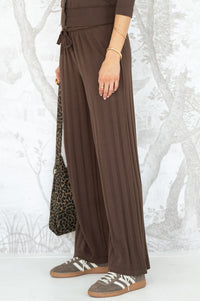 RIO POINTELLE WIDE LEG PANTS IN MOCHA