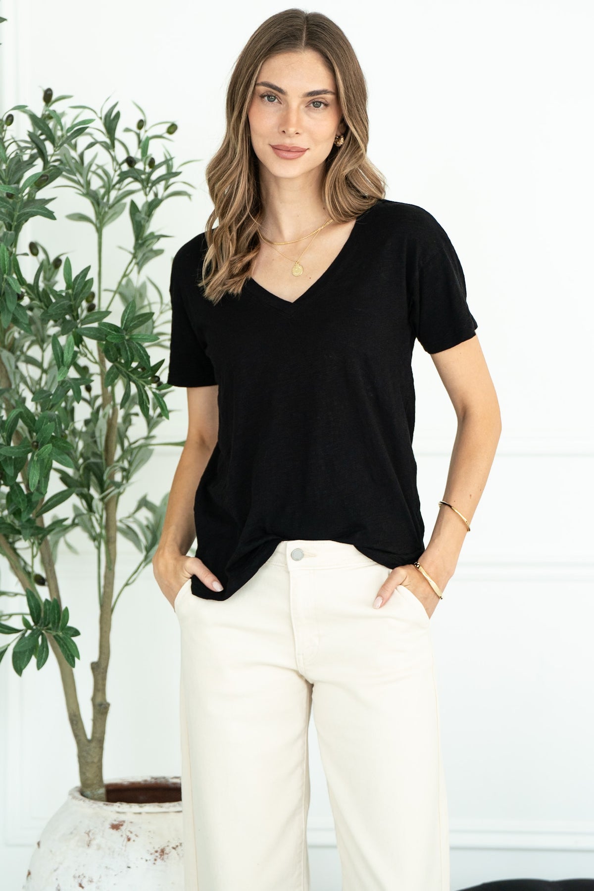 EFFORTLESS V NECK COTTON TEE IN BLACK