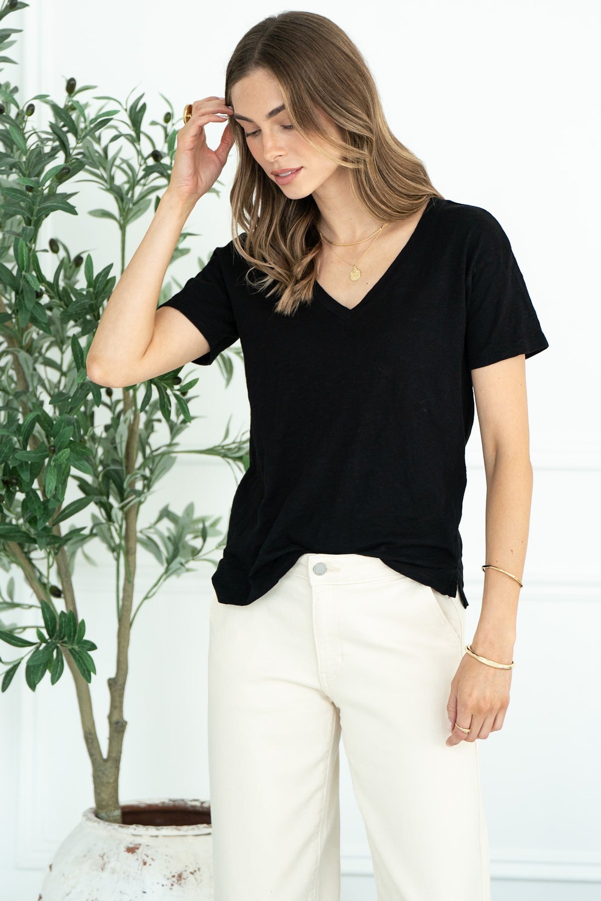 EFFORTLESS V NECK COTTON TEE IN BLACK