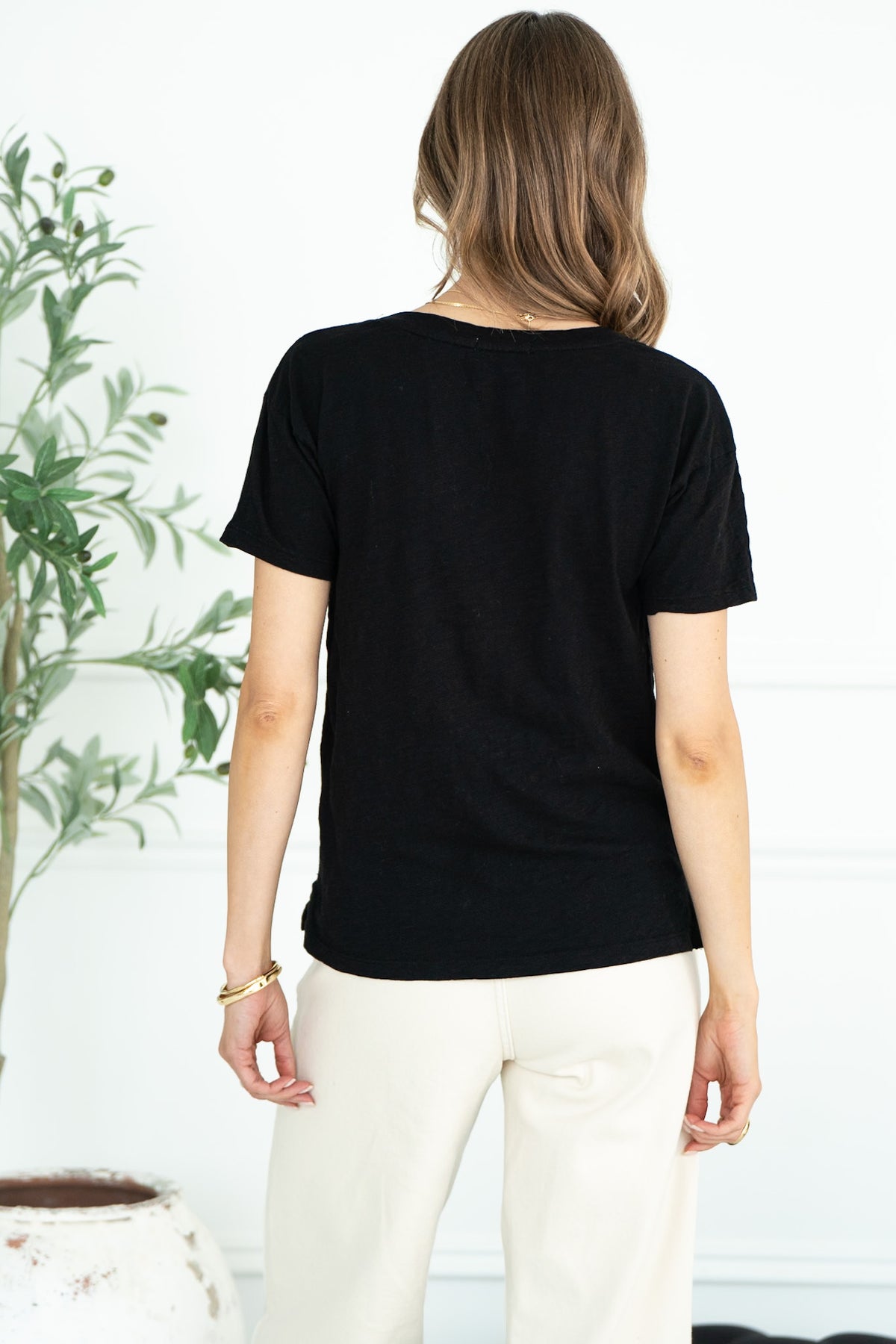 EFFORTLESS V NECK COTTON TEE IN BLACK