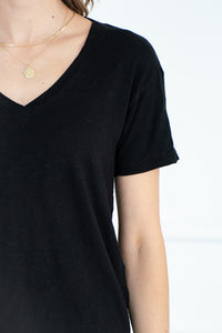 EFFORTLESS V NECK COTTON TEE IN BLACK