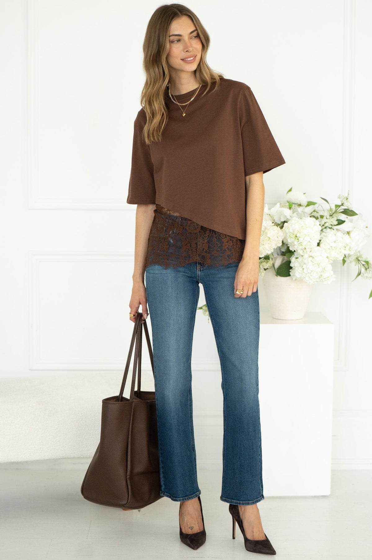 SASKIA COTTON TEE W/LACE BOTTOM IN BROWN