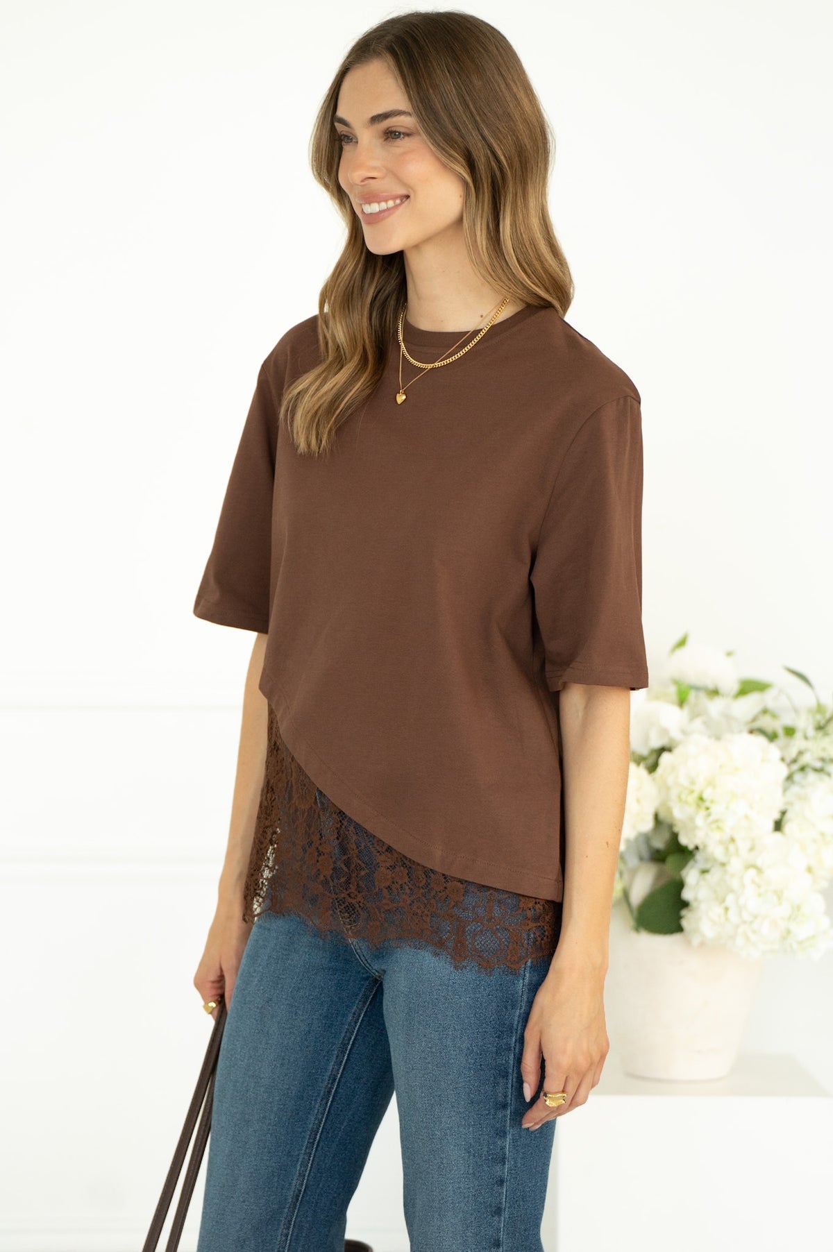 SASKIA COTTON TEE W/LACE BOTTOM IN BROWN