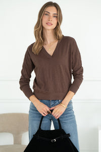 ALICE COTTON V NECK TOP IN MOCHA