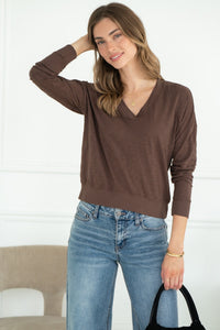 ALICE COTTON V NECK TOP IN MOCHA