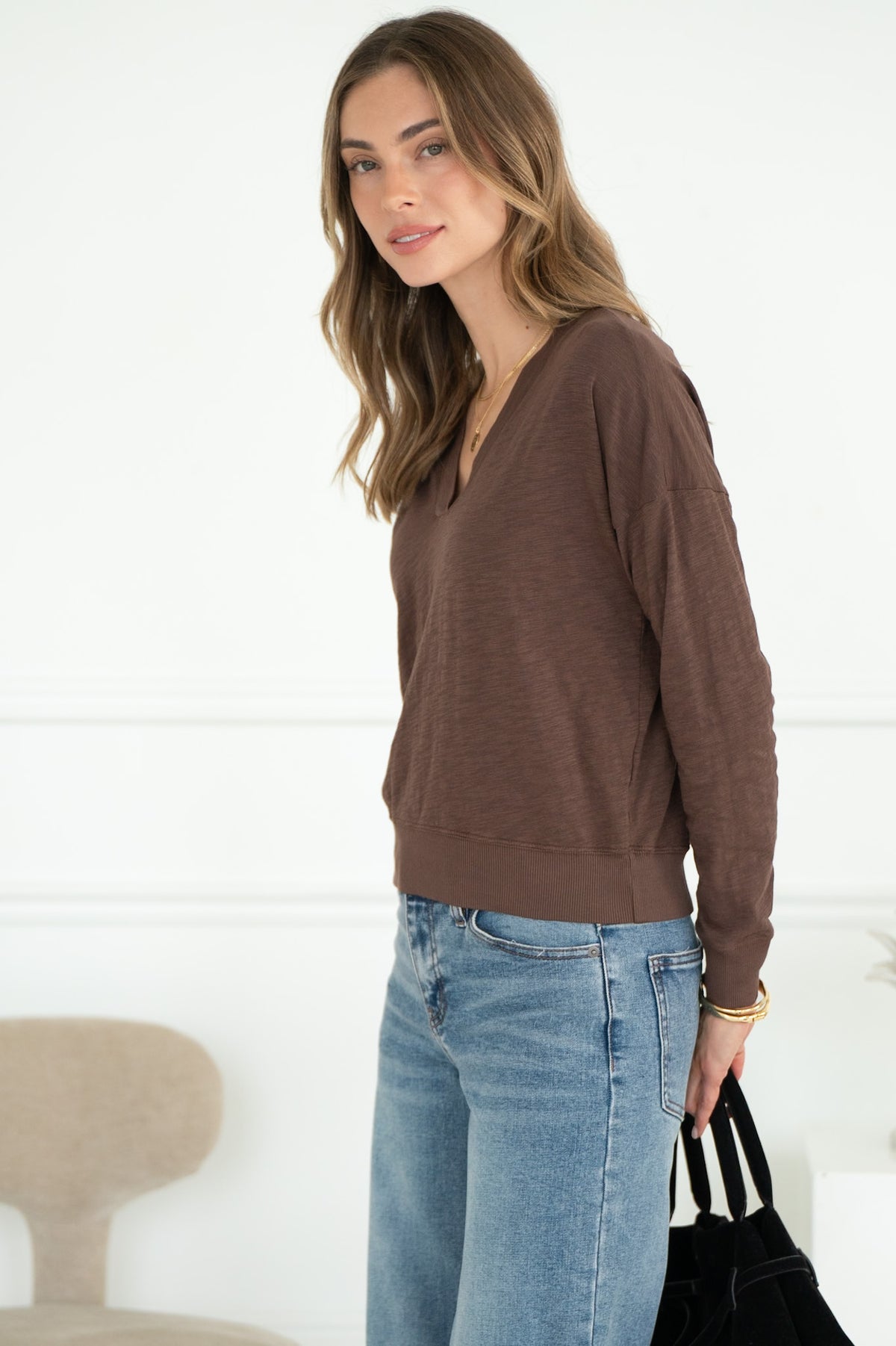 ALICE COTTON V NECK TOP IN MOCHA