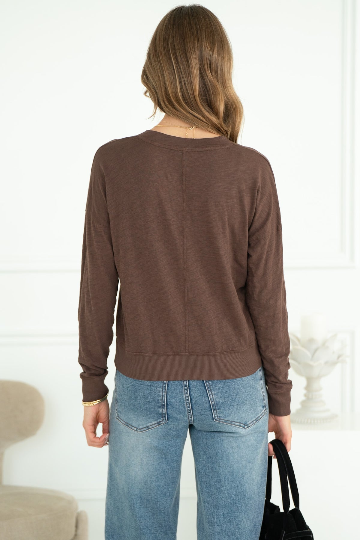 ALICE COTTON V NECK TOP IN MOCHA