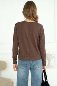 ALICE COTTON V NECK TOP IN MOCHA
