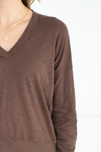 ALICE COTTON V NECK TOP IN MOCHA