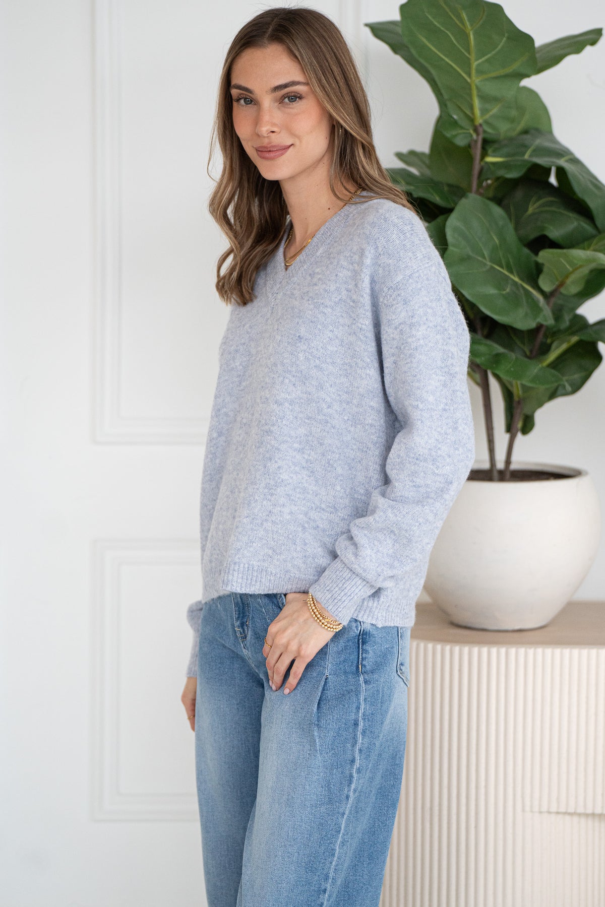 CHARLIE V NECK SWEATER-BL