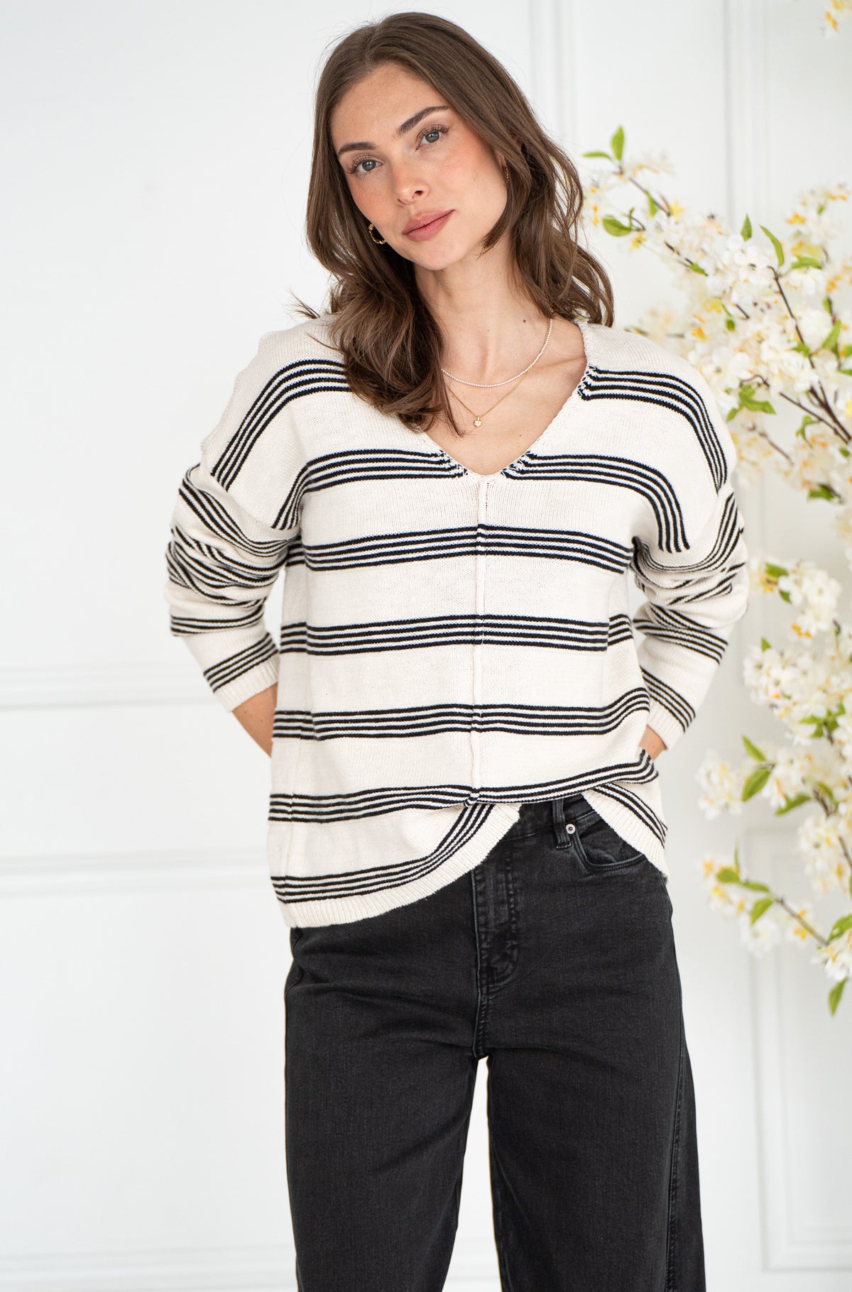 EASY V NECK SWEATER