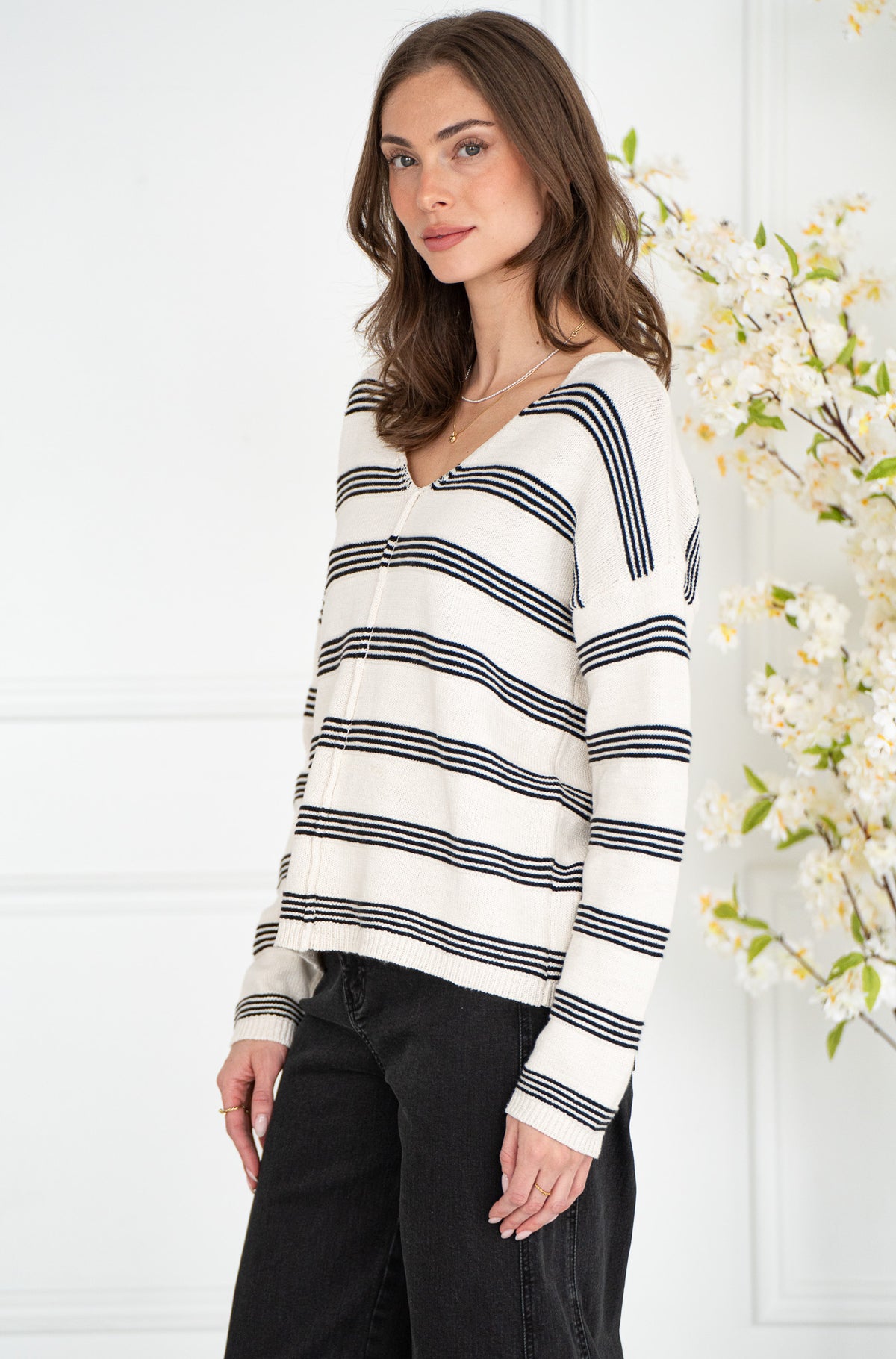 EASY V NECK SWEATER